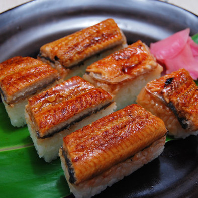 おにぎり型de蒲焼の押し寿司の写真