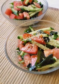 夏野菜とタップリわかめの栄養満点サラダ