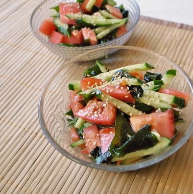 夏野菜とタップリわかめの栄養満点サラダの写真