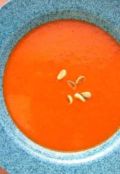 いつもおいしい・鮮やかな赤色のスープの写真