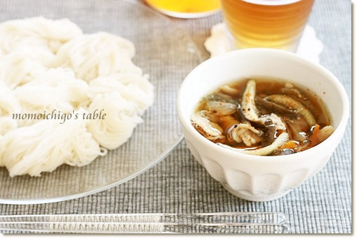 温かいつけ汁で食べる素麺の画像