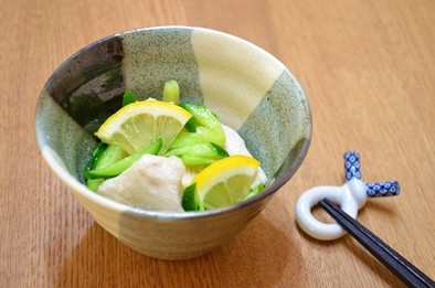 塩麹蒸し鶏ときゅうりのレモン和えの写真