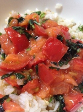 トマトと生バジルのジューシー丼の画像