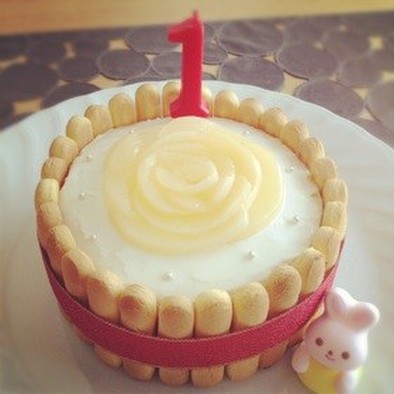 祝1歳誕生日☆桃のバースデーケーキ♡の写真