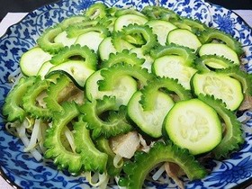 ゴーヤとズッキーニの蒸し煮