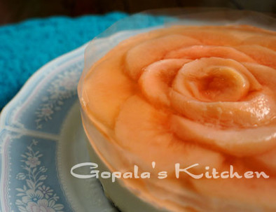 桃のヨーグルトムースケーキの写真
