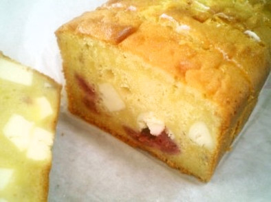 ラズベリーチーズの水玉パウンドケーキの写真