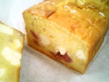 ラズベリーチーズの水玉パウンドケーキの画像