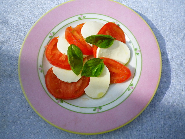 トマトとモツァレラチーズのカプレーゼの画像