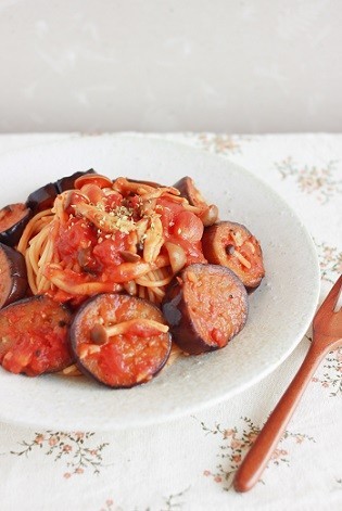 子羊、トマト、クミンソースの全粒粉スパゲッティのレシピ