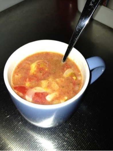 マグカップで作るデトックストマトスープの写真