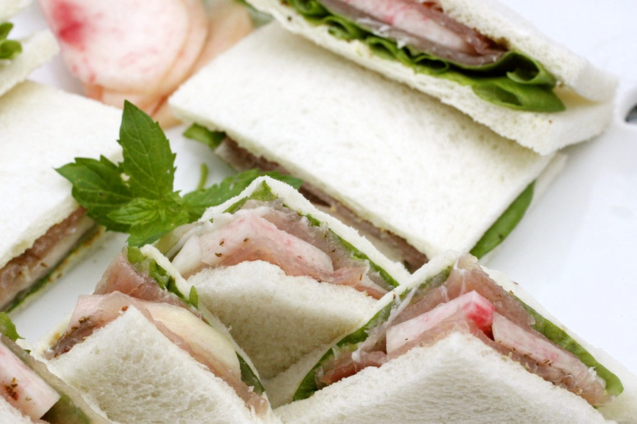 桃と生ハムのサンドイッチの画像
