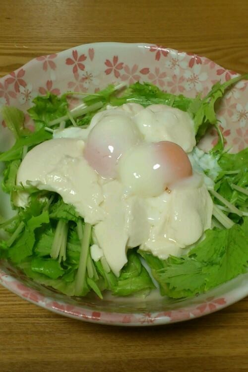 簡単♪豆腐の温卵のせサラダの画像