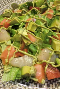 海鮮サラダのアボカドジェノバソース