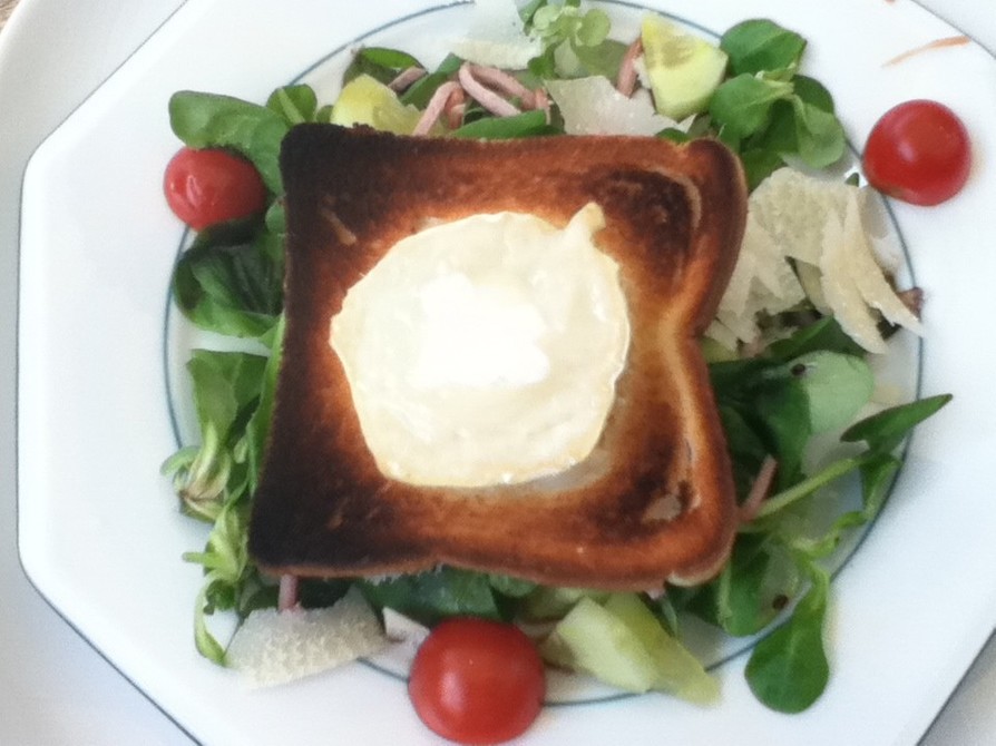 ファッロとケールのサラダ、ヤギチーズ添えのレシピ