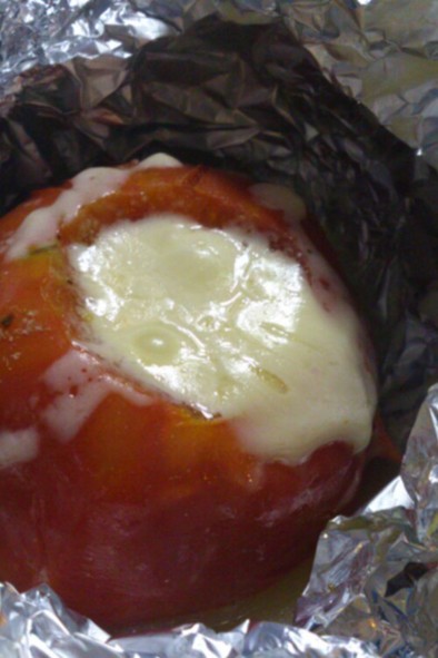 BBQで丸ごとトマトとチーズのホイル焼きの写真