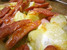 熱熱ポテトとソーセージのチーズ焼き