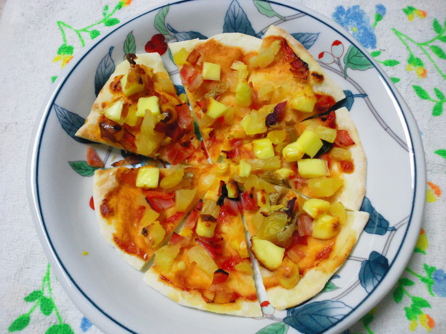 ベーコンとパイナップルのピザの画像