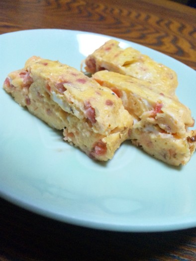 カリカリ梅とチーズの卵焼きの写真