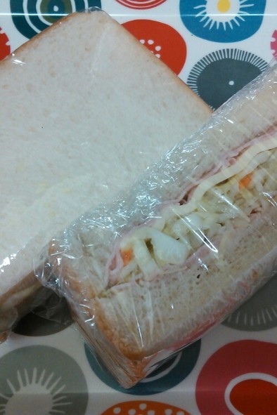 朝ゴパンにハムキャベチーズのサンドイッチの写真