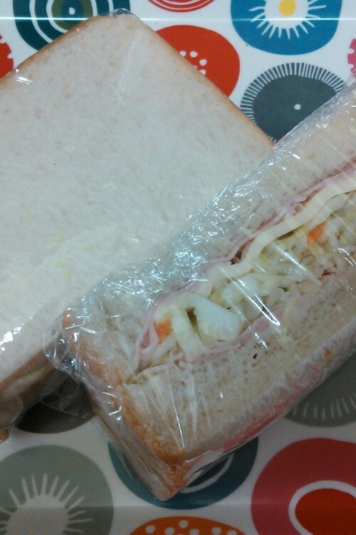 朝ゴパンにハムキャベチーズのサンドイッチの画像
