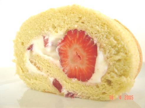 練乳クリーム苺のロールケーキの画像