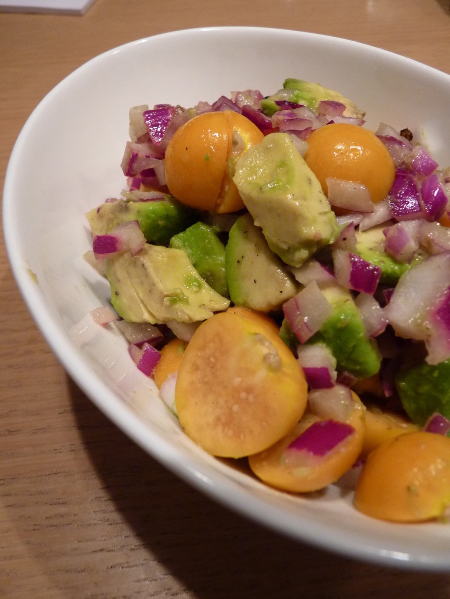 ストロベリーアボカドほうれん草サラダ、グリルチキンとレモンポピーシードドレッシング添え レシピ