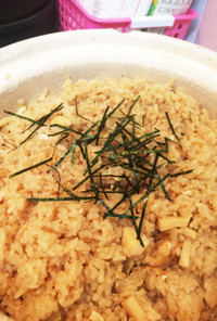 土鍋で炊く旬のタケノコ炊き込みご飯