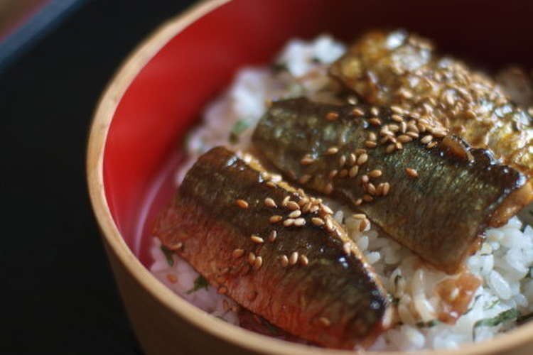 秋刀魚 鰯 鯵 の蒲焼 梅紫蘇丼 レシピ 作り方 By ｎｉｃｏ クックパッド 簡単おいしいみんなのレシピが368万品