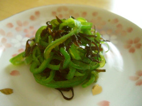 簡単すぎ☆苦くないピーマンの塩昆布炒め