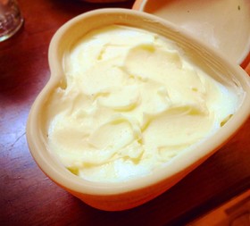 ほんっとーに簡単。手作りのおいしいバター