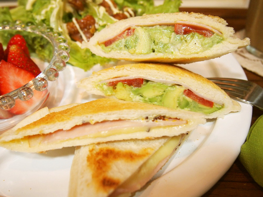 カフェ風・アボガドのホットサンドイッチの画像