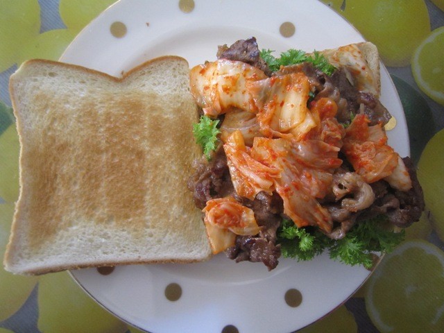 キムチと焼き肉のサンドイッチの画像