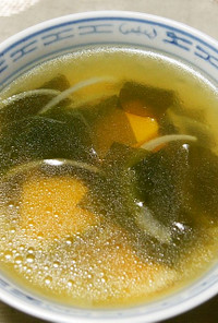 南瓜、玉葱、わかめの中華スープ