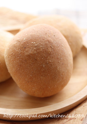 【簡単】もっちり全粒粉の丸パンの画像