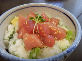 漬けまぐろとアボカドとろろの丼