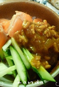 サーモン入りジャージャー麺風サラダ