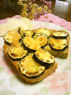 大好きズッキーニのチーズトースト♪
