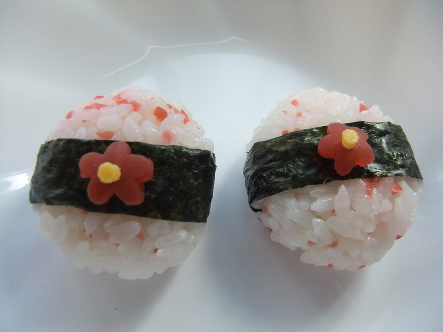 お弁当に♪カリカリ小梅ｄｅ小花デコむすびの画像