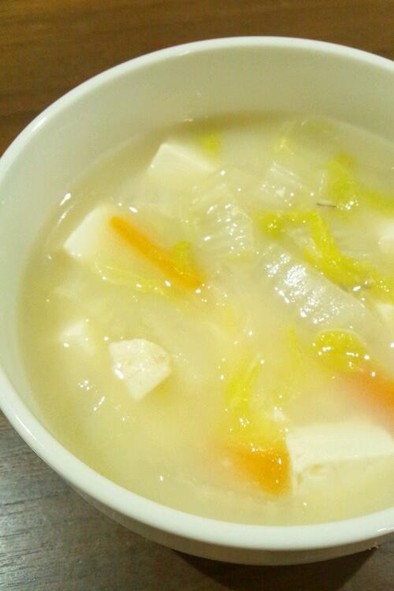 白菜と豆腐の優しいお味噌汁の写真