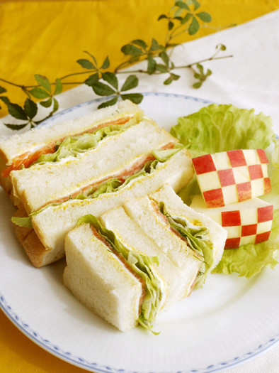 スモークサーモンのサンドイッチの写真
