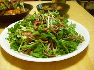 カリカリベーコンと水菜のホットサラダの写真