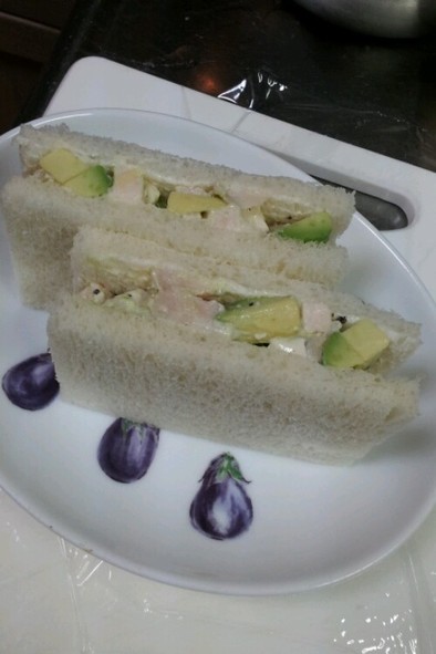 アボガドと鶏ハムのサンドイッチ☆の写真