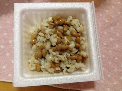 パックのままde大麦（押麦）納豆の写真
