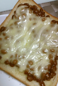 ラー油納豆のチーズトースト