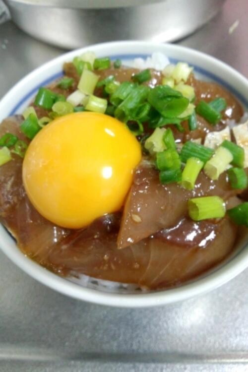 自家製ユッケのタレで作る海鮮ハマチ丼。の画像