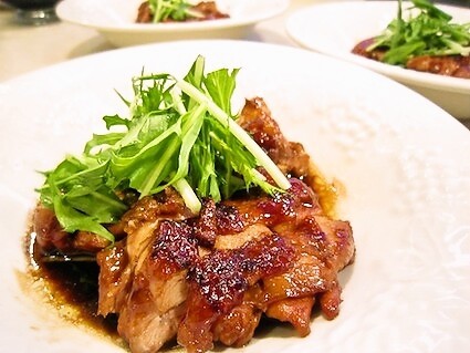 グリルステーキ、トマト、レッドオニオン、バルサミコ添えのレシピ