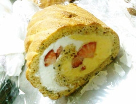Wクリームの苺ロールケーキ(ビスキュイ)