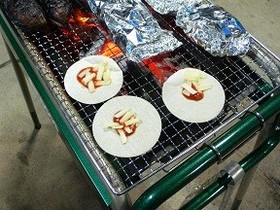 BBQ☆我が家の定番☆餃子の皮のピザ
