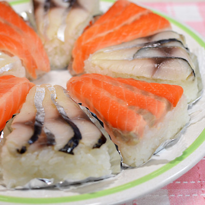 しめサバとシメ鮭(サーモン)の押し寿司の画像